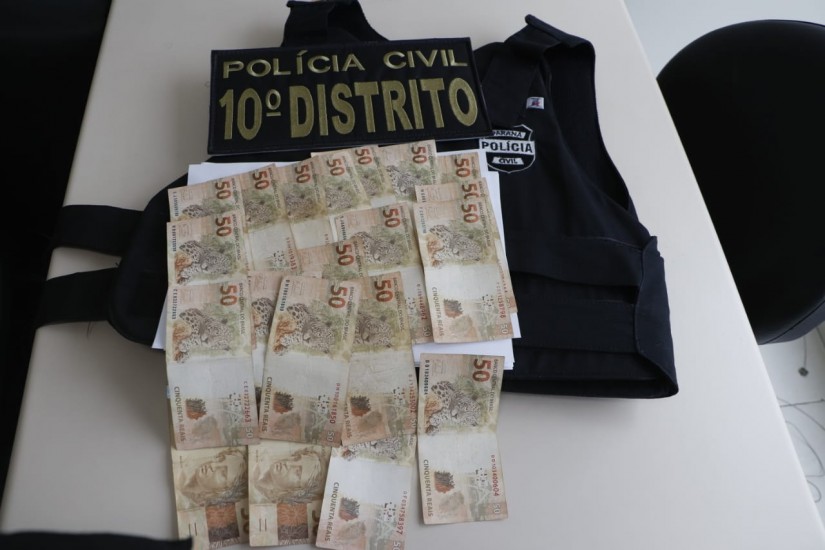 EmpresÃ¡rio entregou R$ 1 mil em dinheiro Ã  mulher apÃ³s ser chantageado. PolÃ­cia armou o flagrante e prendeu ela no ato da entrega. Foto: Ãtila Alberti/Tribuna do ParanÃ¡