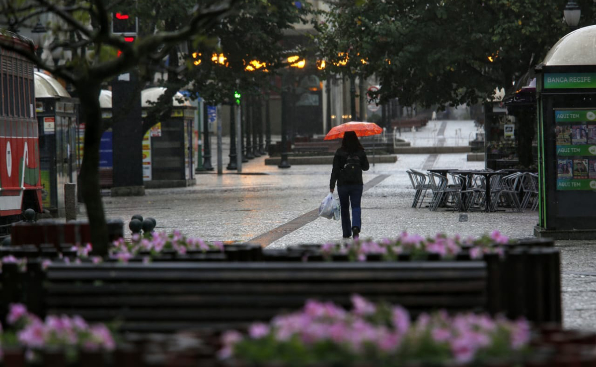 Prefeitura de Curitiba - É sério. Temos chuvisco leve agora, com  possibilidade de chuva, nublado, parcialmente nublado e neblina. Tudo  previsto para o dia de hoje.