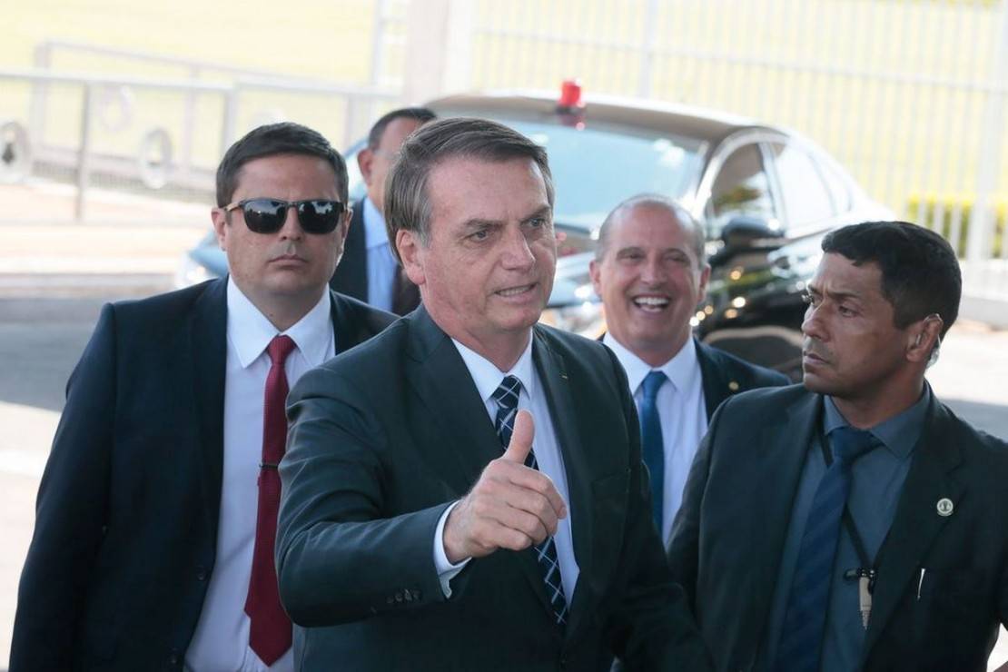 Presidente Jair Bolsonaro cumprimenta turistas na chegada ao Palácio da Alvorada, onde anunciou que sairá do PSL. Foto: Antonio Cruz/Agência Brasil