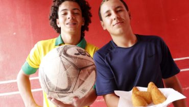 amigos-vendem-coxinha-futebol