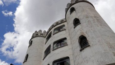 Edifício El Cashbah chama atenção em Curitiba. Já pensou em morar em um castelo estilo marroquino?