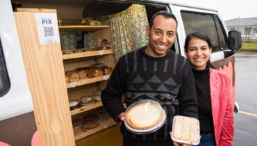 Imagem mostra a Kombi da Benedictus, que vende delicias caseiras em condomínios de Curitiba.