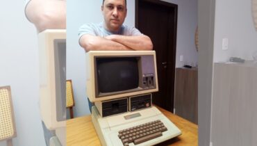 Imagem mostra Cristian, um colecionador da Apple de Curitiba.