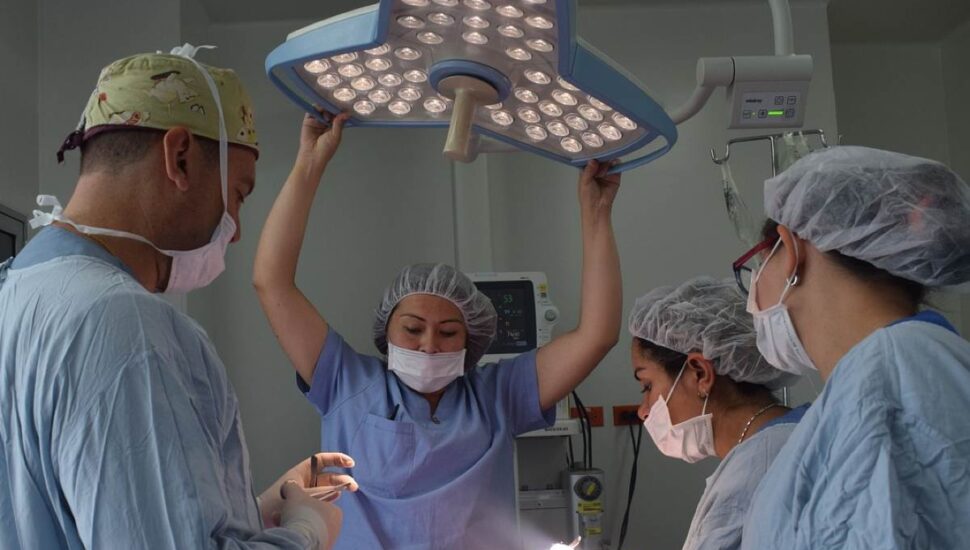 Cirurgião plástico faz uma cirurgia de implante de silicone em um centro cirúrgico