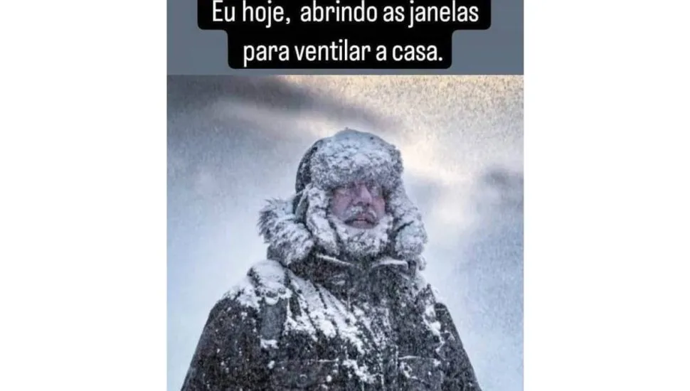 Imagem mostra um homem congelado com a frase: Eu hoje abrindo as janelas para ventilar a casa.