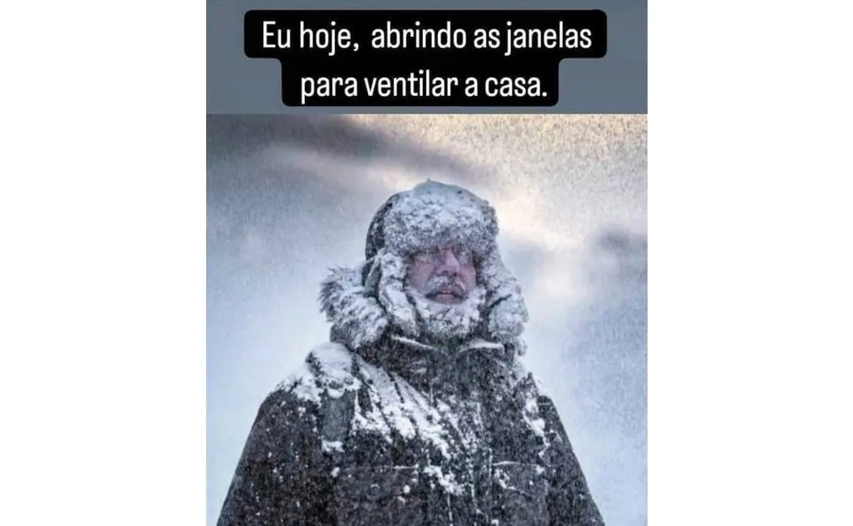 Imagem mostra um homem congelado com a frase: Eu hoje abrindo as janelas para ventilar a casa.