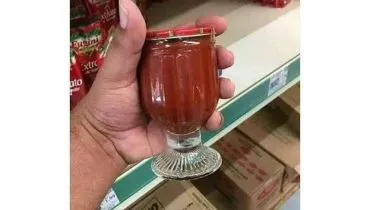 Imagem mostra um pote de molho de tomate no formato de taça.