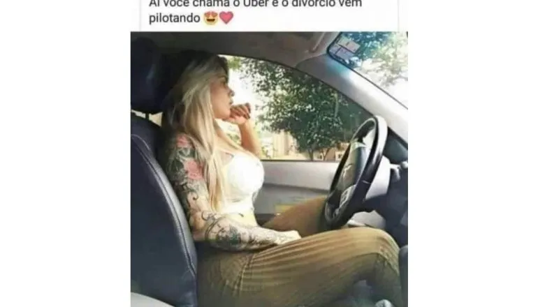 Imagem mostra uma mulher dirigindo um carro