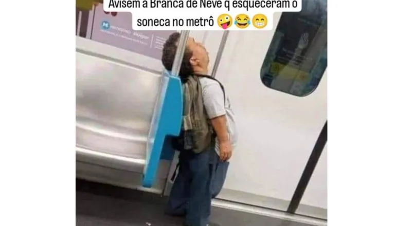 Imagem mostra um homem dormindo no metrô.