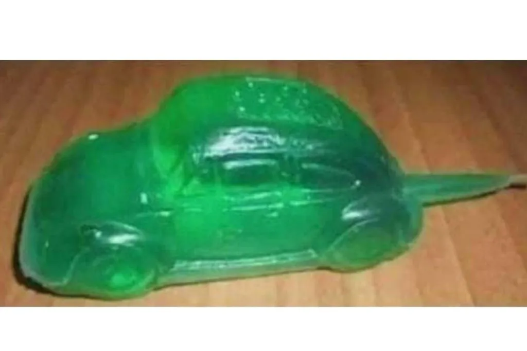 Imagem mostra uma embalagem no formato de fusca com um suco verde dentro.