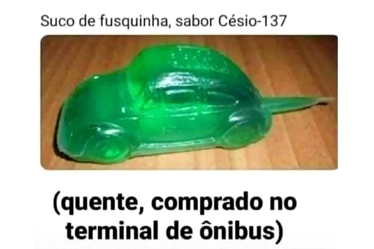 embalagem no formato de fusca com um suco verde dentro.