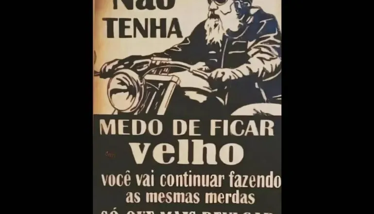 Imagem mostra um idoso em uma moto e a seguinte frase: Não tenha medo de ficar velho, você vai continuar fazendo as mesmas merdas, só que mais devagar.