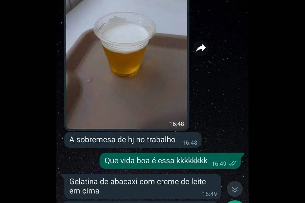 A imagem mostra uma conversa de WhatsApp com uma gelatina de abacaxi com creme de leite que mais parece um copo de chopp.