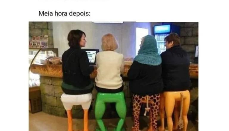 Imagem mostra quatro mulheres sentadas de costas em um bar. O banco em que elas estão imitam pernas de pato, sapo, onça e cavalo.