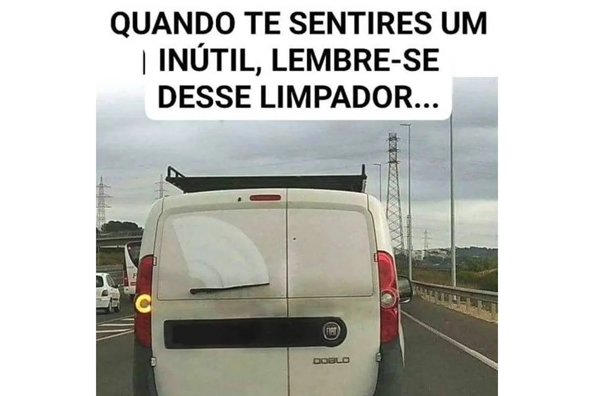 Imagem mostra um carro sem vidros traseiros, mas com um limpador em pleno funcionamento e a frase: Quando você se sentir inútil, lembre-se deste limpador.