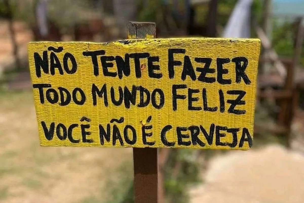 Imagem mostra um placa com a seguinte frase: Não tente fazer todo mundo feliz, você não é cerveja!