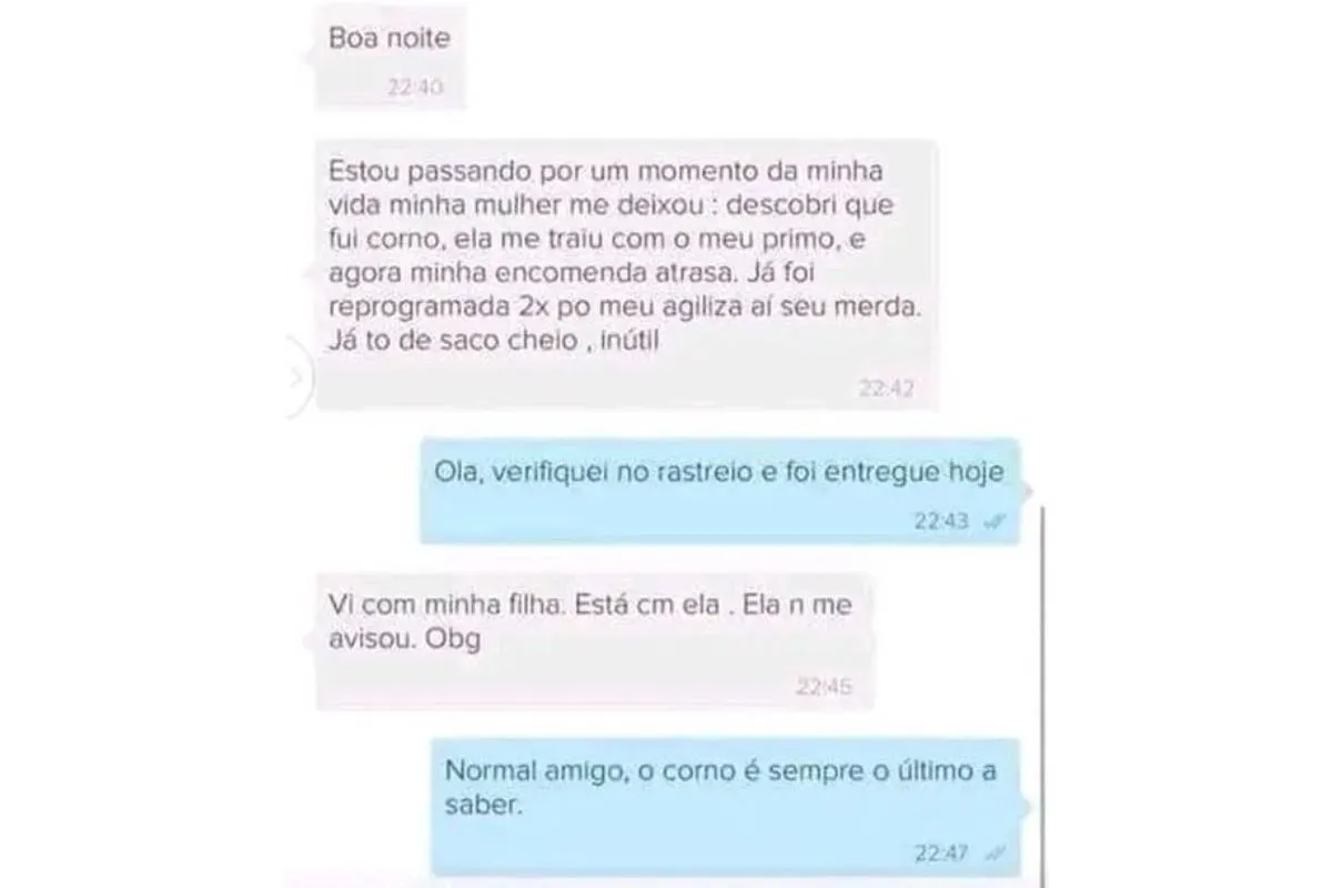 Imagem mostra uma conversa entre um cliente e um entregador. O cliente reclama que foi traído e que, pra piorar, sua encomenda atras. Depois de reclamar ele descobre que a filha recebeu a encomenda. O entregador responde ironicamente: o corno é sempre o último a saber.