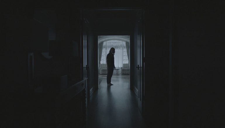 À Espreita do Mal: Conheça o filme de terror repleto de reviravoltas no  catálogo da Netflix - Notícias de cinema - AdoroCinema