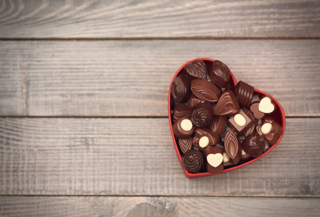 Com vendas por e-commerce, redes de supermercados apostam em variedades de chocolates. Veja as ofertas!
