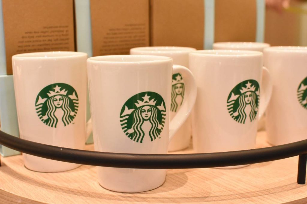 Além dos cafés, lanches e outras bebidas, Starbucks do Shopping Palladium tem outros produtos da marca, como canecas personalizadas. Foto: Divulgação Grupo Tacla - Fabricio Grigoletto/ Estudio Vila da Imagem