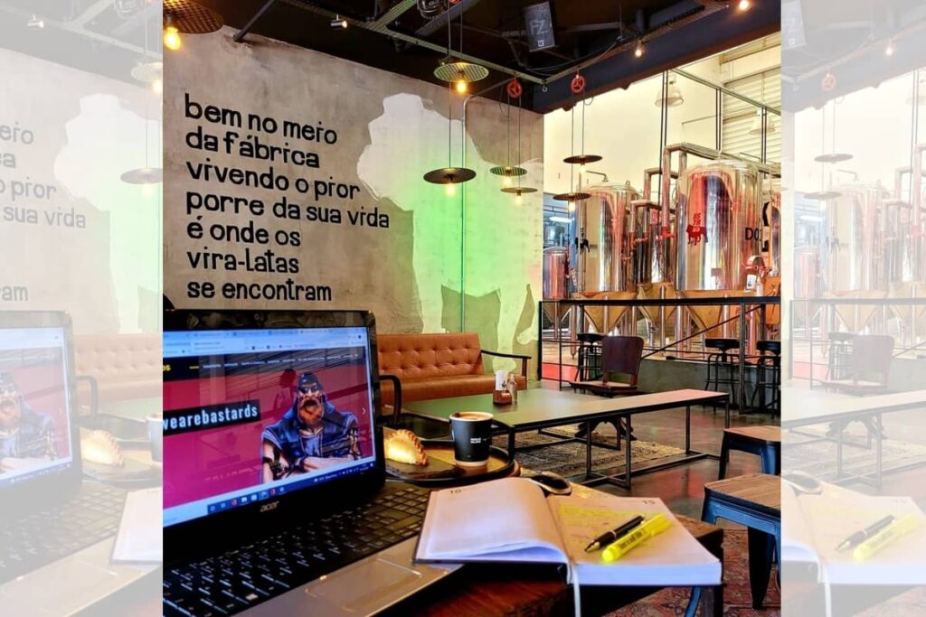 Café, wifi e espaço gratuito para trabalhar. Bar em Curitiba têm lugar tranquilo para quem cansou do home office