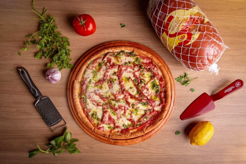 Pizzaria de Curitiba lança Pizza de mortadela em parceria com a Sadia