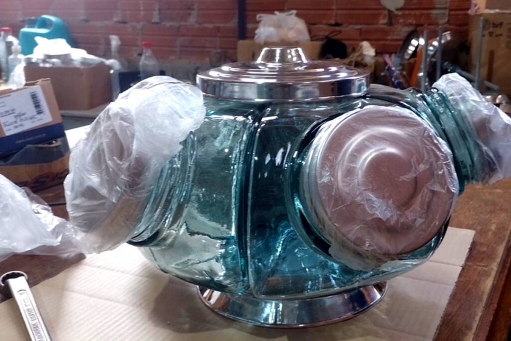 Imagem mostra um baleiro de vidro fabricado em uma tradicional cristaleria em Curitiba