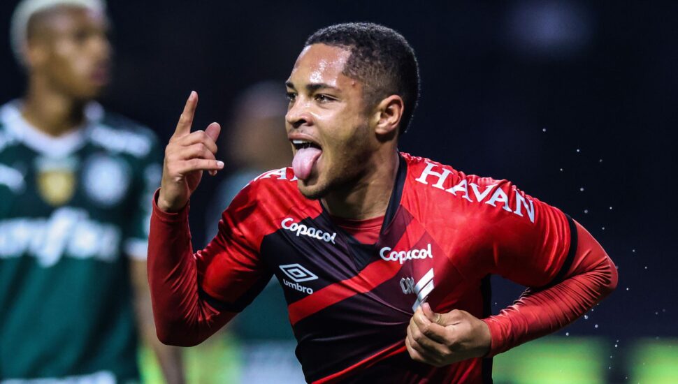 Bar em Curitiba promete 200 chopes de graça se Vitor Roque fizer gol contra o Libertad