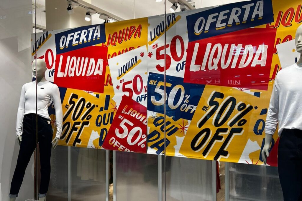 Lojas de shopping de Curitiba fazem liquidação de inverno com até 70% de desconto