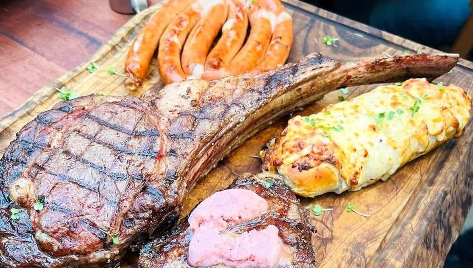 Foto mostra alguns dos cortes oferecidos pela casa, como o tomahawk, linguicinha, e pão de alho