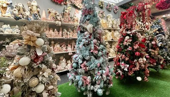 Imagem msotra muitas árvores e objetos de decoração natalina