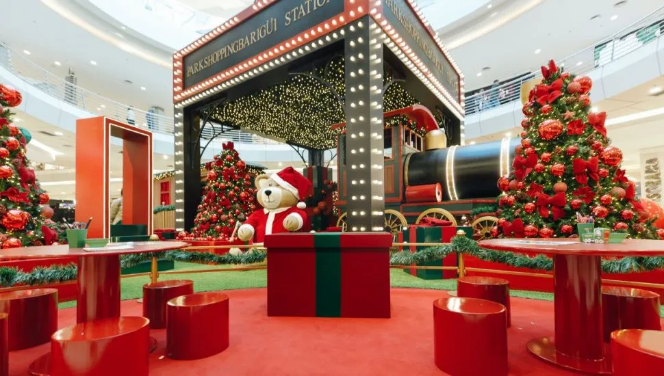 Árvore de Natal de 25 metros e mega show de drones inaugura Natal de shopping de Curitiba